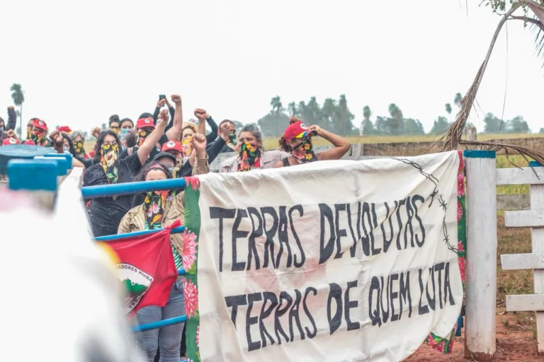 Ocupação de mulheres do MST em SP denuncia lei do governo Tarcísio que beneficia latifundiários