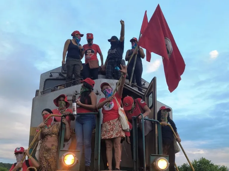Mulheres do MST conquistam reflorestamento de 2 mil hectares após trancar trilhos da Samarco