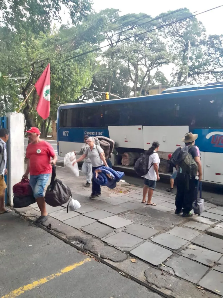 MST ocupa Incra no RS por reassentamento de famílias afetadas pelas enchentes de 2024