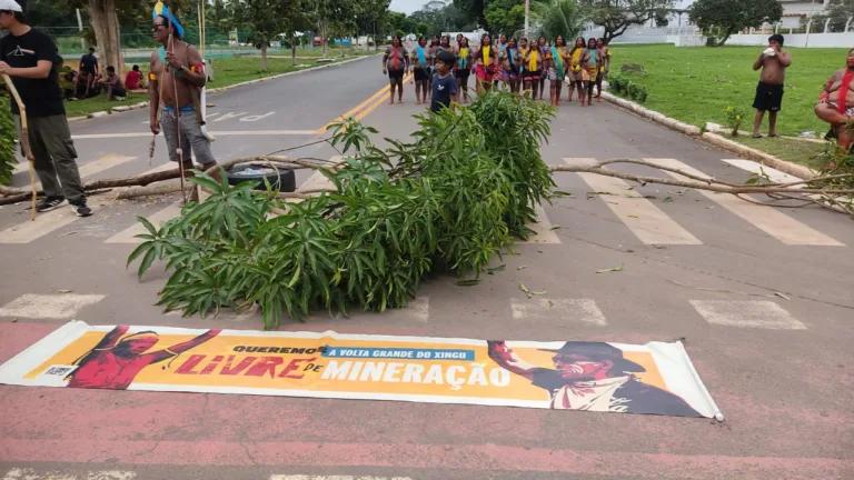 Mulheres indígenas fecham acesso ao aeroporto de Altamira (PA) contra mineradora canadense