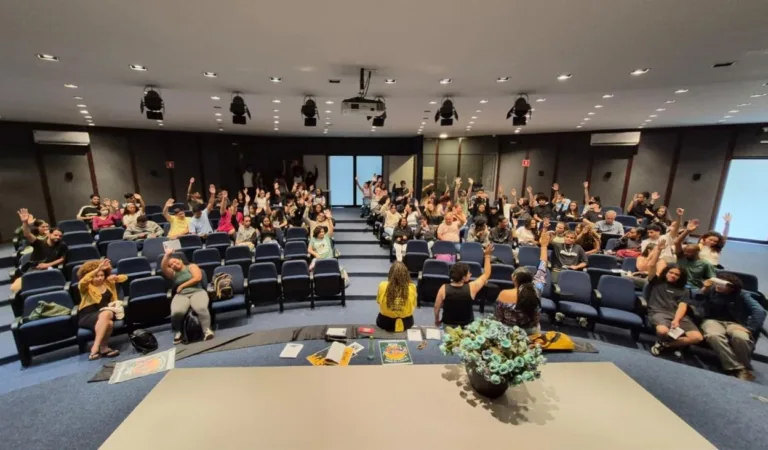 Estudantes da UnDF aprovam greve contra transferência de campus