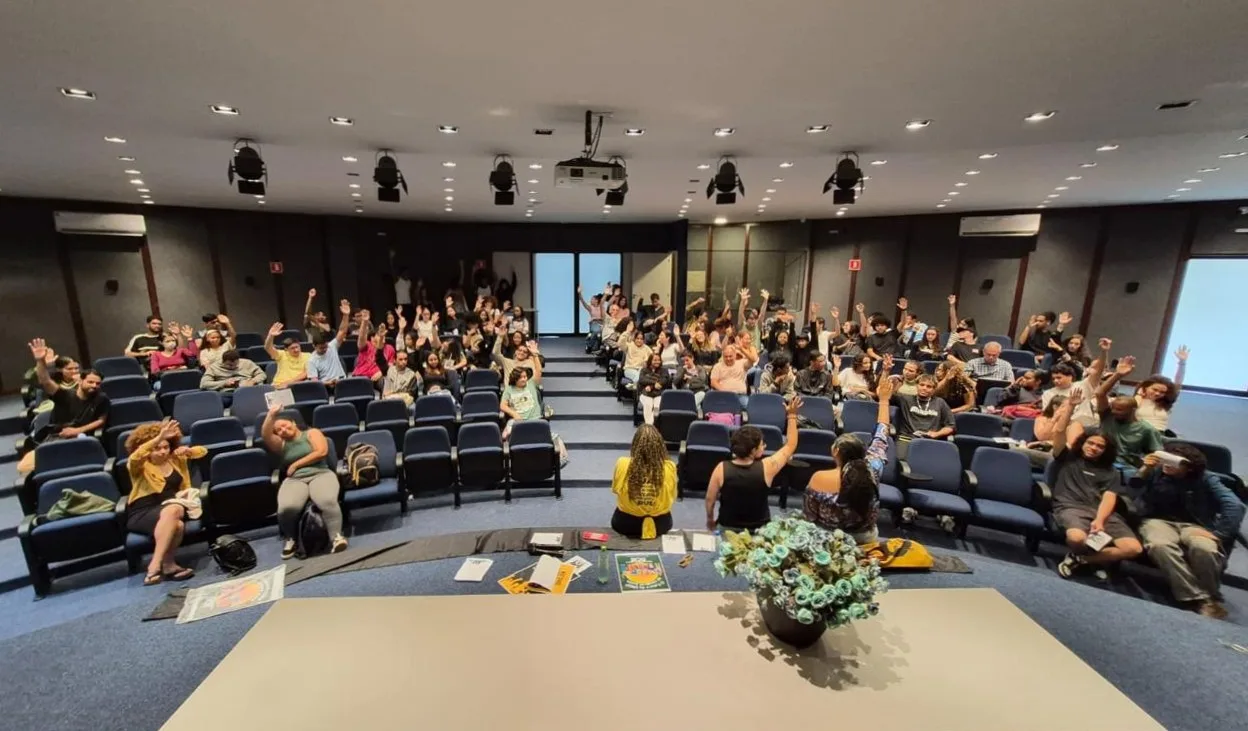 Estudantes participam da assembleia do turno matutino para discutir a possibilidade de paralisação das atividades letivas