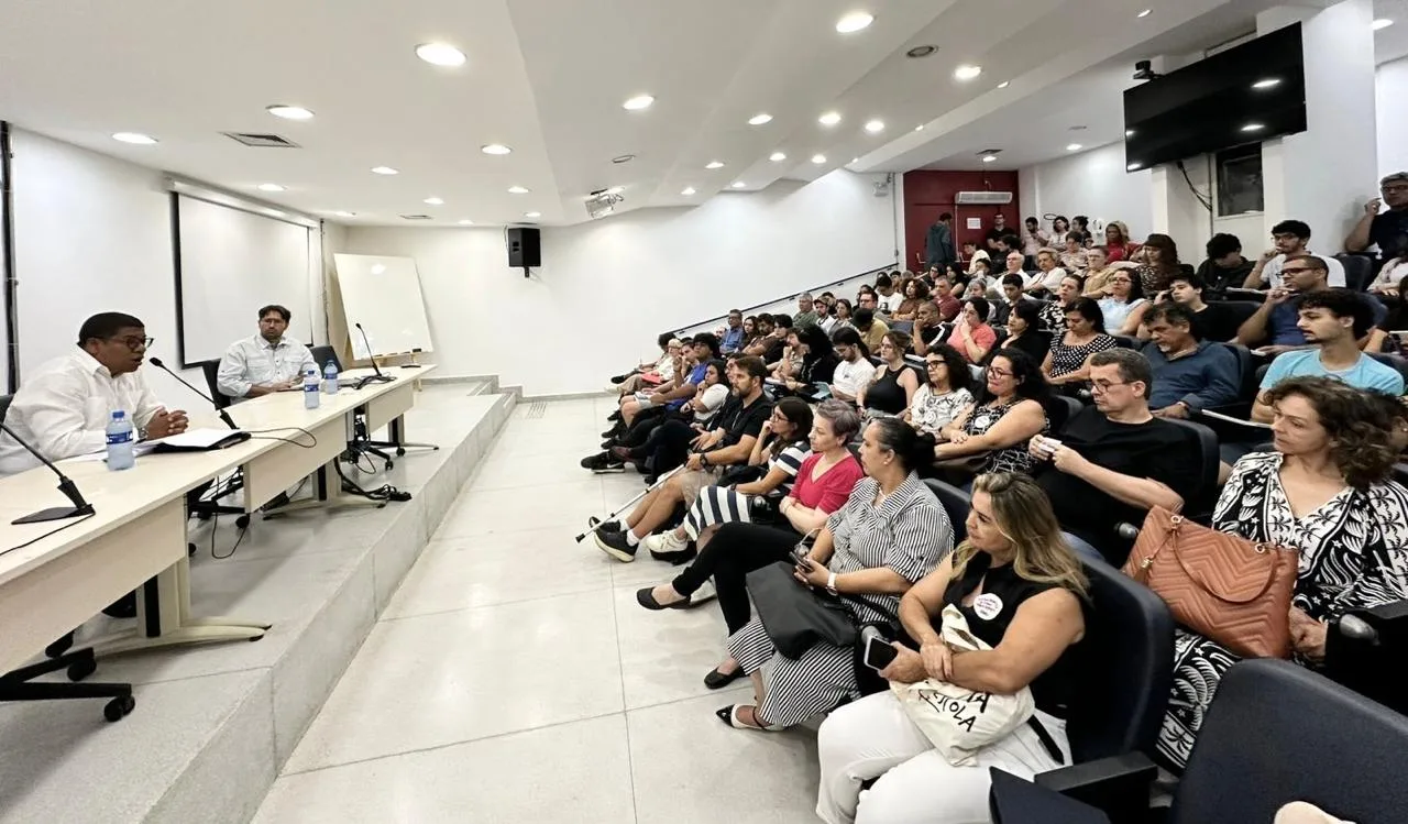 Embaixador cubano no Brasil, Victor Cairo, em aula inaugural na UnB