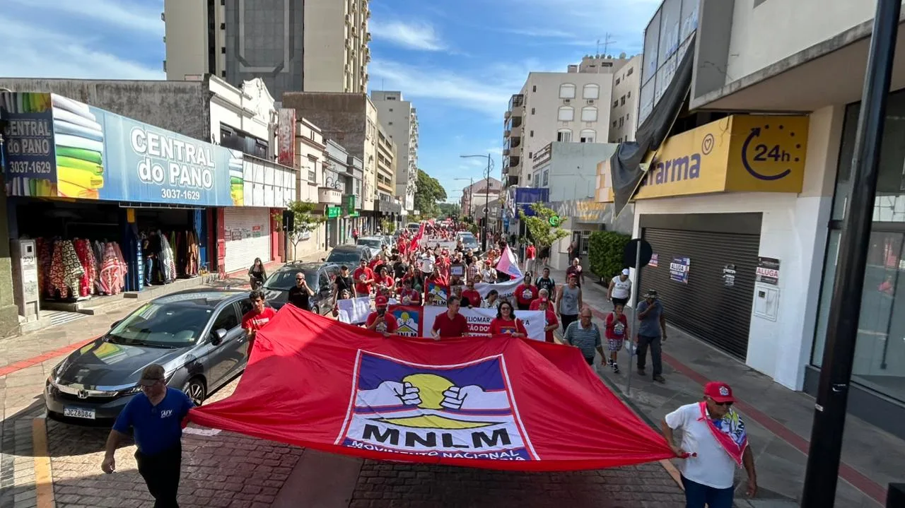 Integrantes do Movimento Nacional de Luta pela Moradia marcham em São Leopoldo por acesso à moradia popular