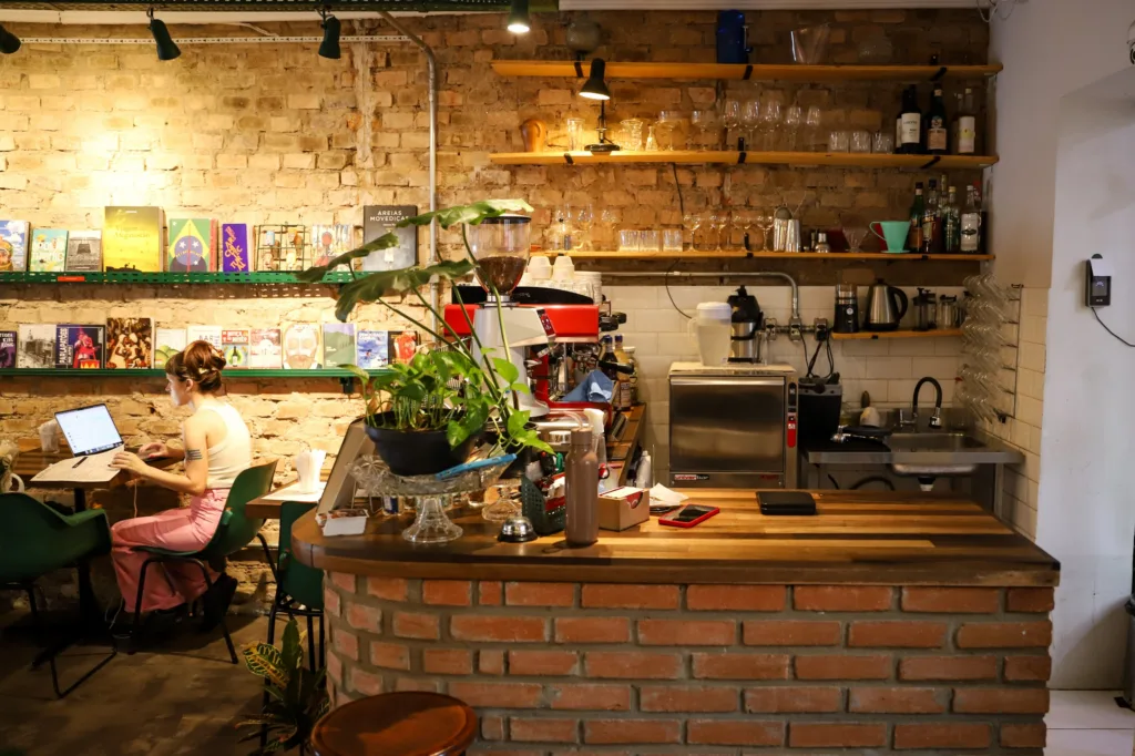 Espaço gastronômico com local tranquilo para estudar ou trabalhar