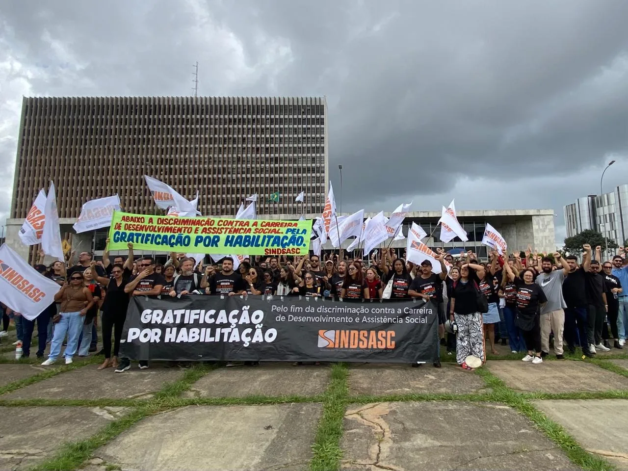 Servidores da assistência social, reunidos em frente ao Palácio do Buriti, decidiram manter a greve iniciada em 10 de março por valorização salarial e melhores condições de trabalho.