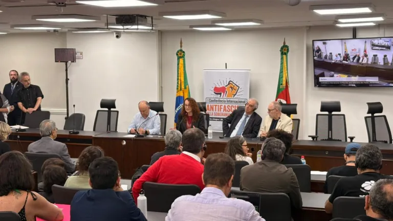 Conferência Antifascista destaca crises humanitárias e desafios da democracia 