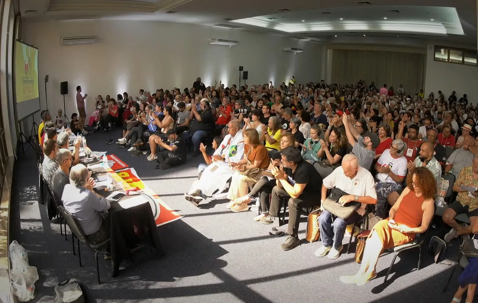 Após uma manhã dedicada à análise da ofensiva da extrema direita no mundo e ao governo de Javier Milei, o debate da tarde enfatizou estratégias de resistência internacional da classe trabalhadora