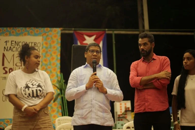'Cuba envia médicos e salva vidas para onde EUA enviam bombas', diz embaixador cubano no Recife