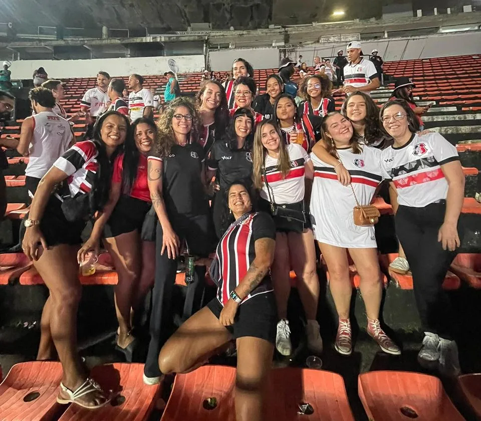 Torcedoras do Santa Cruz em jogo como visitante contra o América, em Natal (RN), partida que garantiu acesso ao Tricolor do Arruda da Série D para a Série C