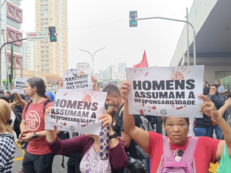Mulheres do MTST bloqueiam avenidas de São Paulo para denunciar recorde de feminicídios