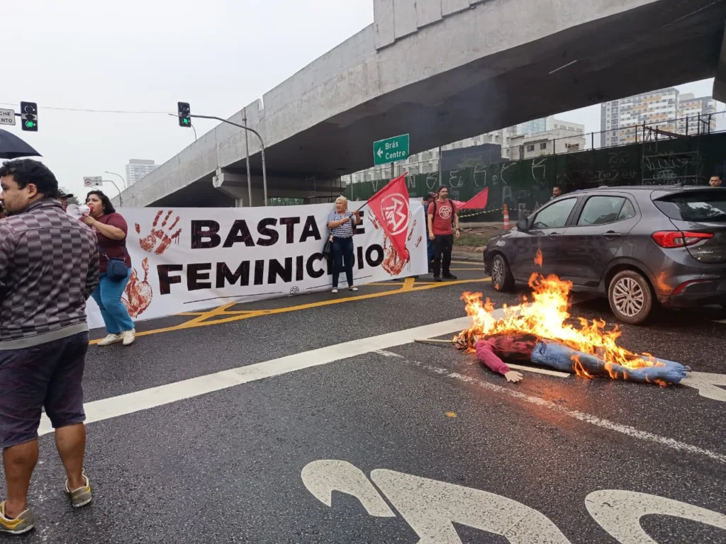 Em São Paulo, quatro grandes avenidas foram fechadas