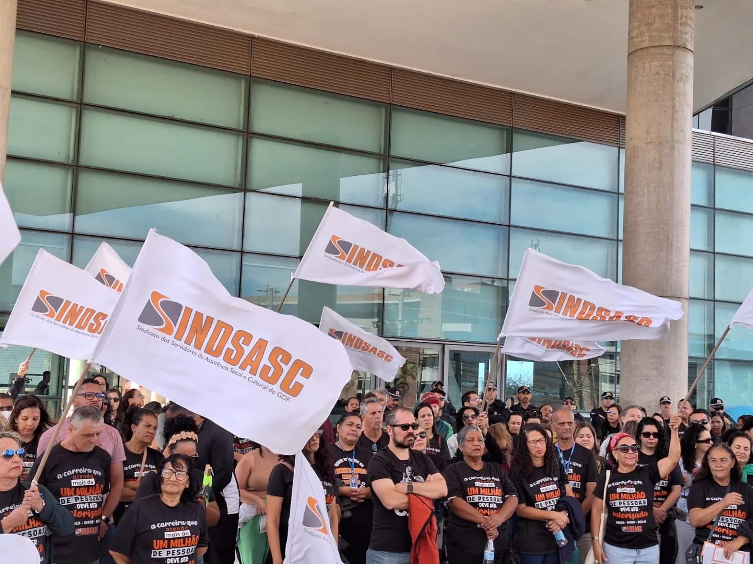 Servidores se reúnem na Praça do Buriti para assembleia em meio à greve da assistência social do DF.