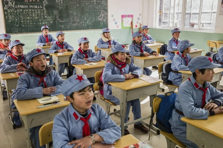 A China mantém um sistema educacional público, gratuito e universal, reconhecido internacionalmente como um dos melhores do mundo em desempenho acadêmico, garantindo acesso obrigatório à educação de qualidade e integral para crianças de áreas urbanas e rurais