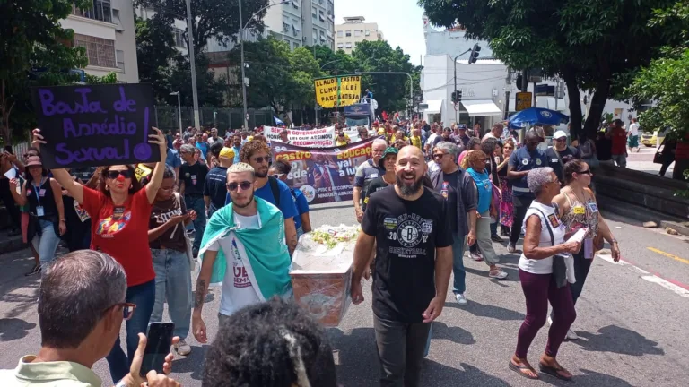 Protesto contra Cláudio Castro mobiliza profissionais da educação por recomposição salarial 