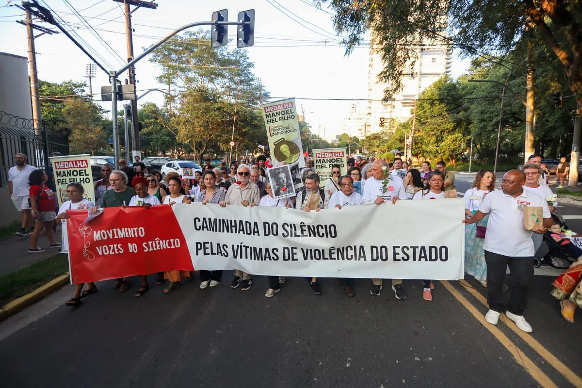 Em sua 6ª edição, Caminhada do Silêncio ocupou as ruas de São Paulo (SP) no domingo (29)