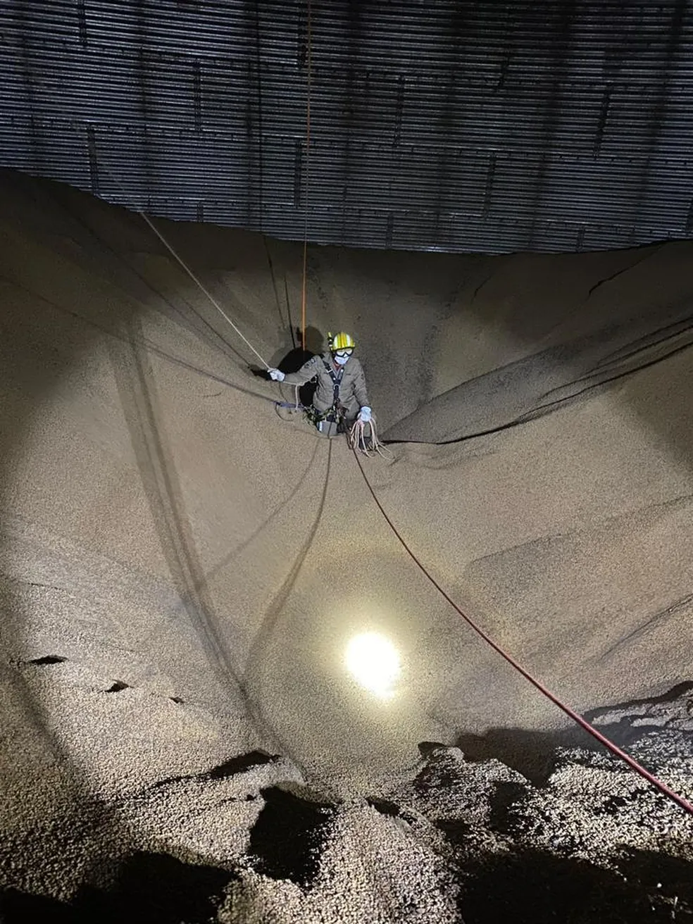 Bombeiro faz buscas em silo em Diamantina, Mato Grosso