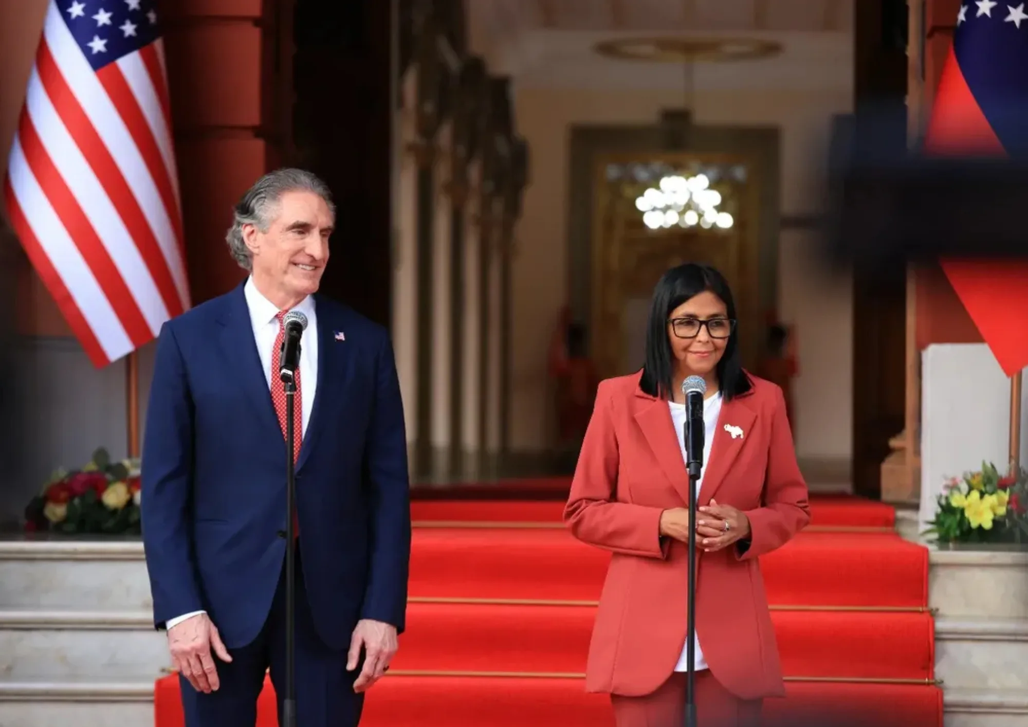 Delcy Rodrígues ao lado do secretario de Interior de Estados Unidos de América, Doug Burgum, no Palácio de Miraflores, em Caracas.