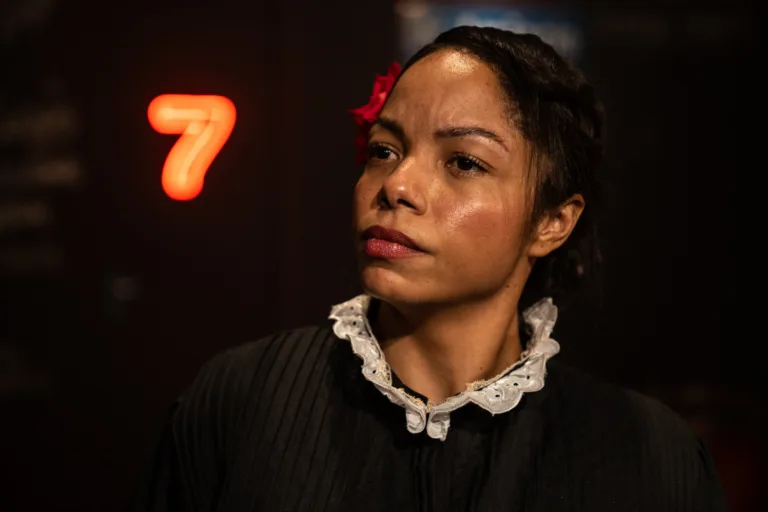 Espetáculo 'Jacinta' revisita história de mulher negra exposta por 30 anos na USP