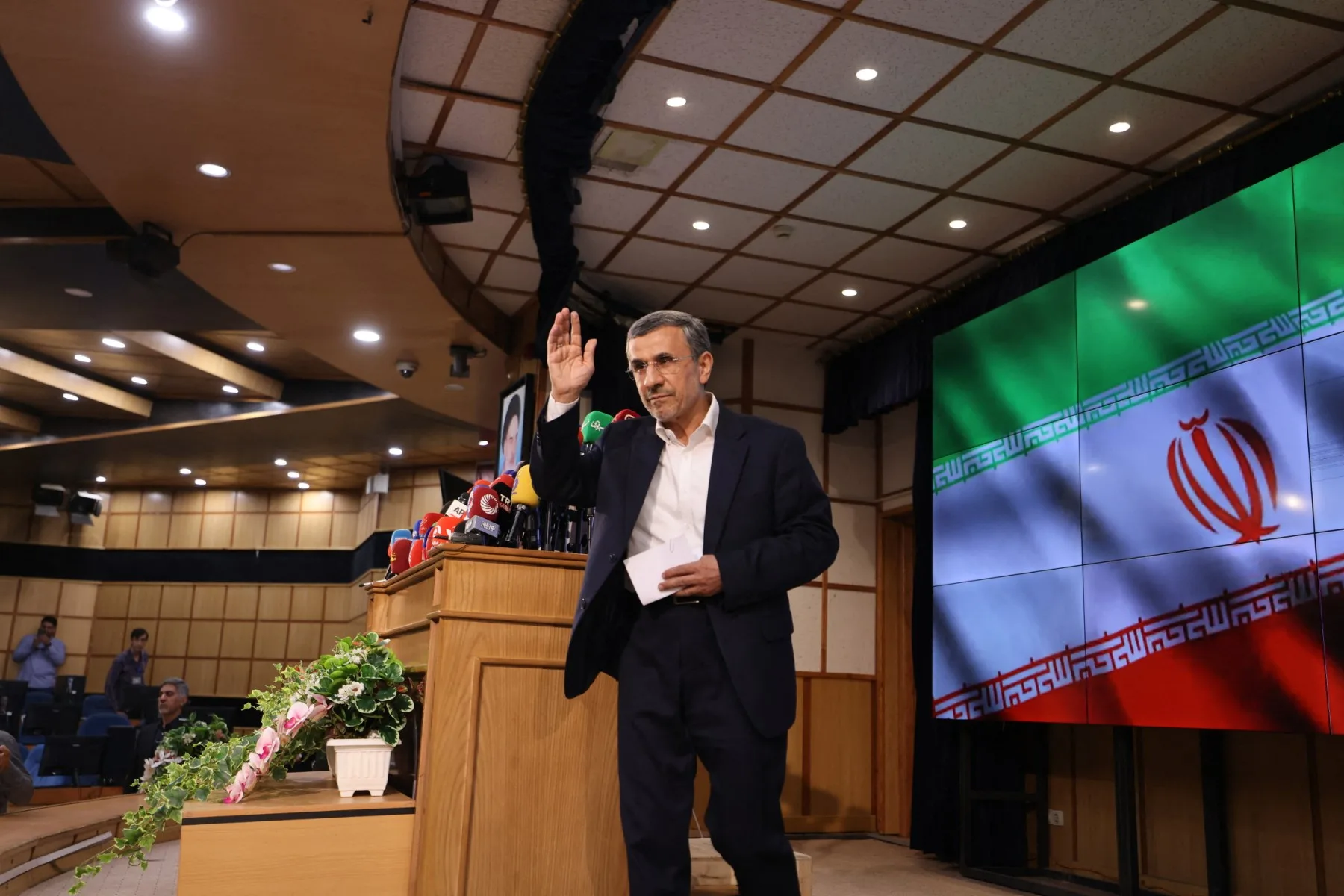 Apesar de ter se inscrito para as eleições iranianas em 2024, o nome de Ahmadinejad foi vetado pelo Conselho dos Guardiões iraniano