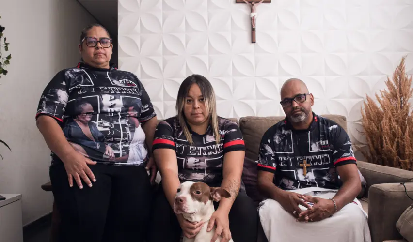Família de Péricles Monteiro Melo, morto aos 23 anos, posa com a cadela Nala, adotada pelo jovem; parentes denunciam execução e cobram esclarecimentos sobre a ação da GCM | Foto: Daniel Arroyo/Ponte Jornalismo
