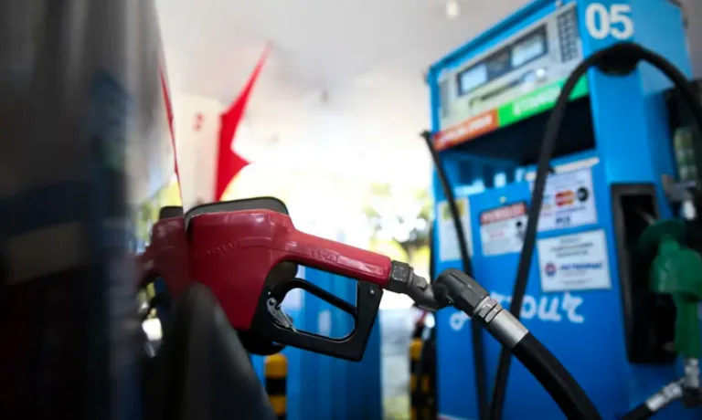 Com guerra, refinarias privatizadas por Bolsonaro vendem diesel até 76% mais caro que Petrobras