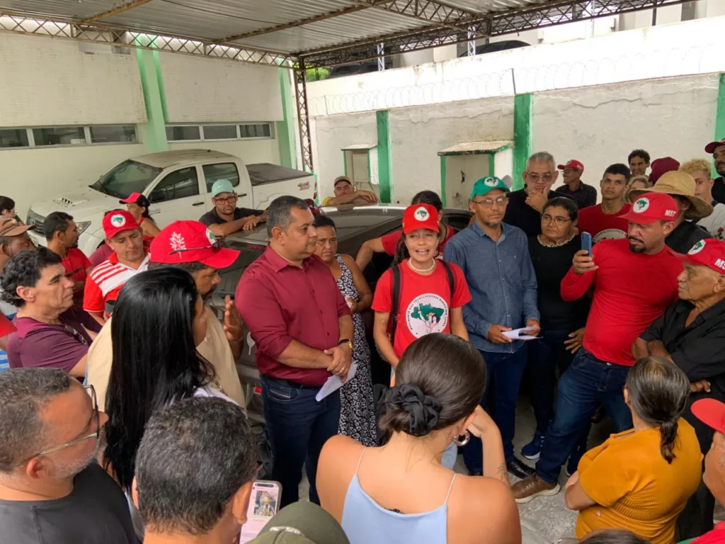 O superintendente regional do Incra, Givaldo Cavalcante, conversa com os trabalhadores