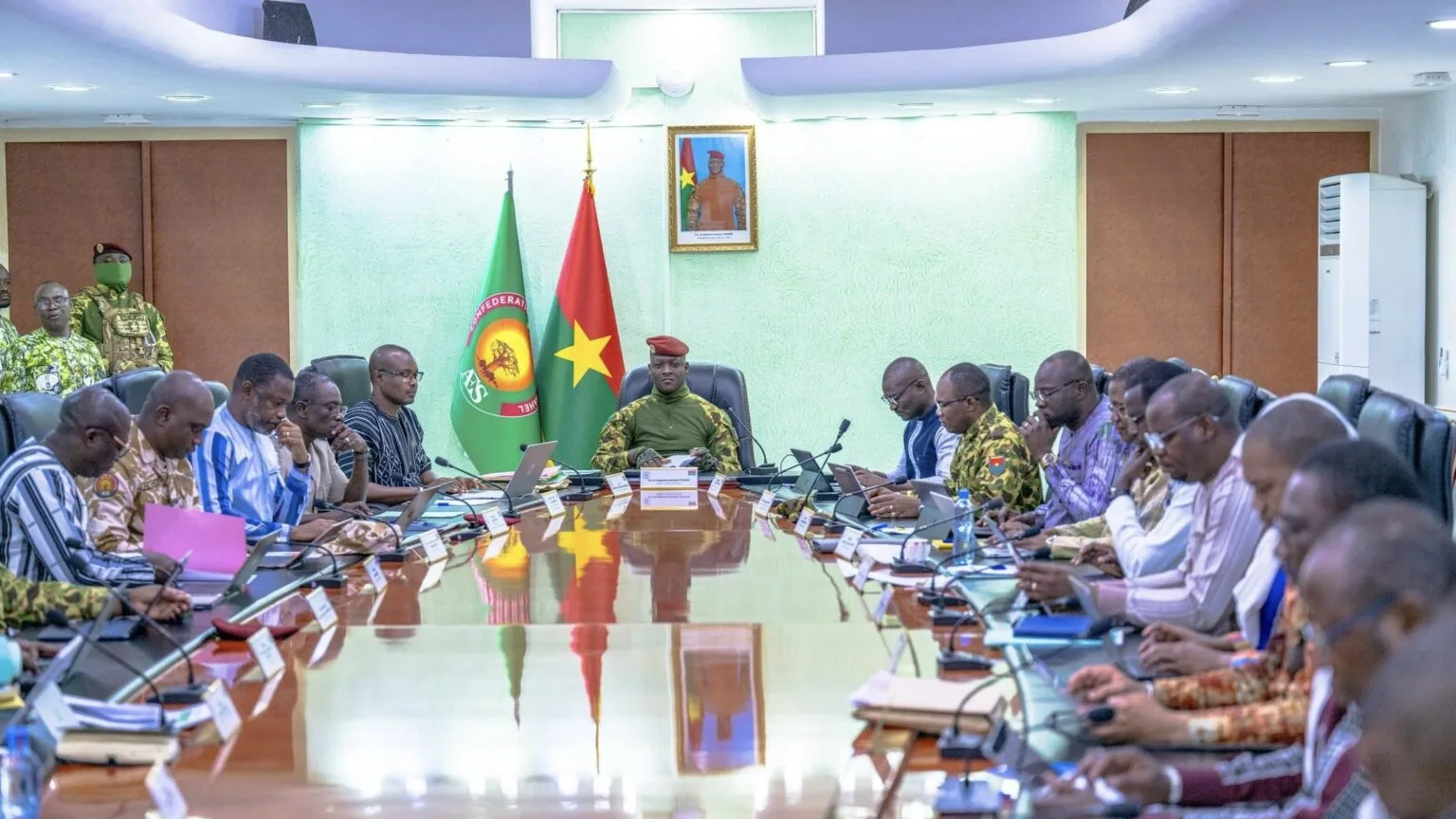 Gabinete presidencial de Burkina Faso com Ibrahim Traore ao centro