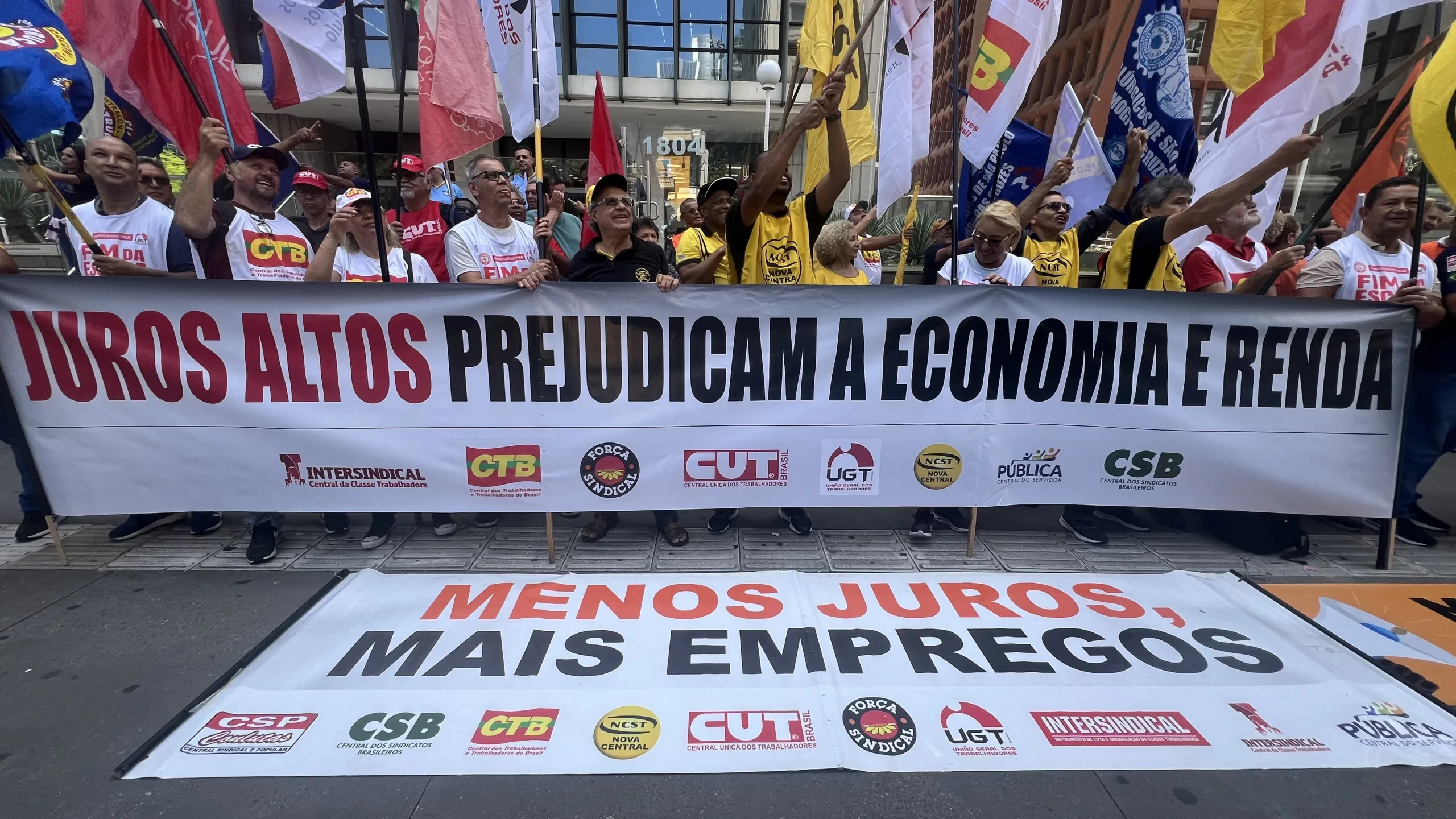 Protesto em frente ao Banco Central, na Avenida Paulista, em São Paulo