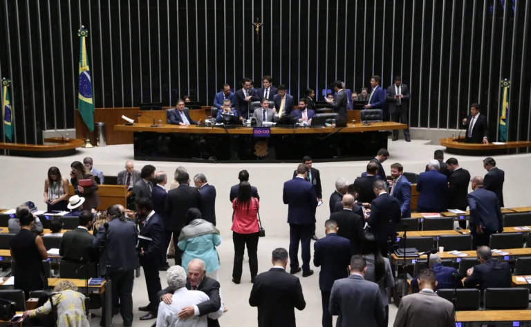 Após pressão da sociedade civil, Câmara retira redução da maioridade penal da PEC da Segurança