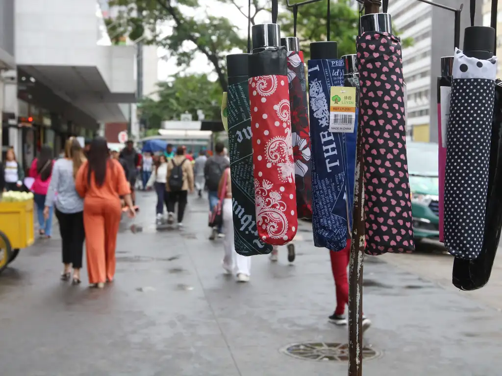 No outono, as temperaturas tendem a cair, mas a transição pode ter picos de chuva e calor