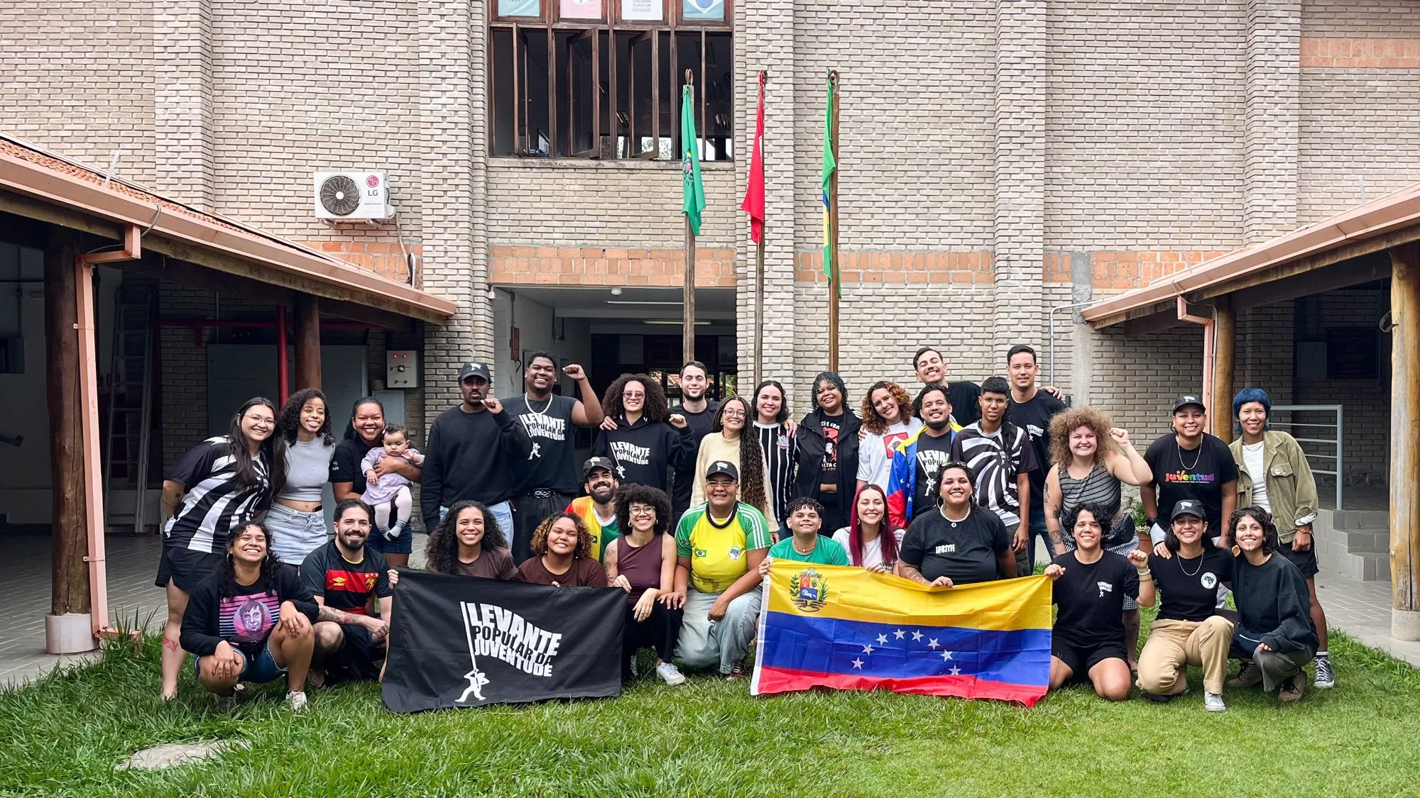 Integrantes do Levante reunidos na Escola Nacional Florestan Fernandes, do MST