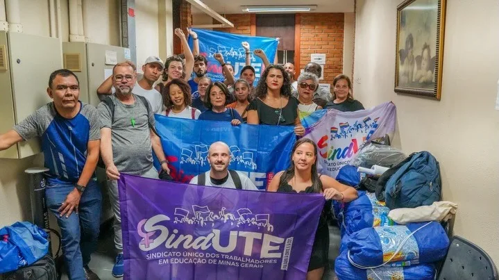 Na capital mineira, dezenas de trabalhadores ocuparam a sede da Superintendência Regional de Ensino (SRE) Metropolitana A, no bairro Santo Antôni