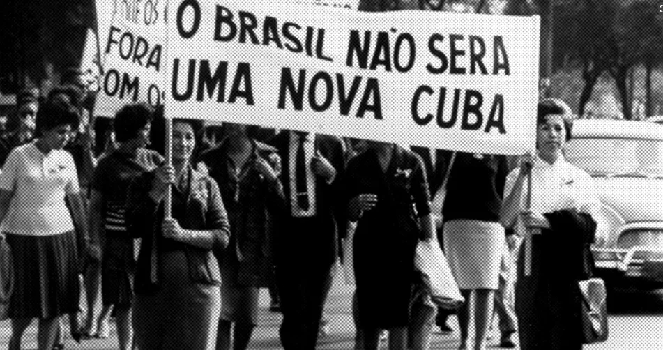 Mulheres durante a Marcha da Família com Deus pela Liberdade, em 1964, exibem uma faixa contra o regime cubano