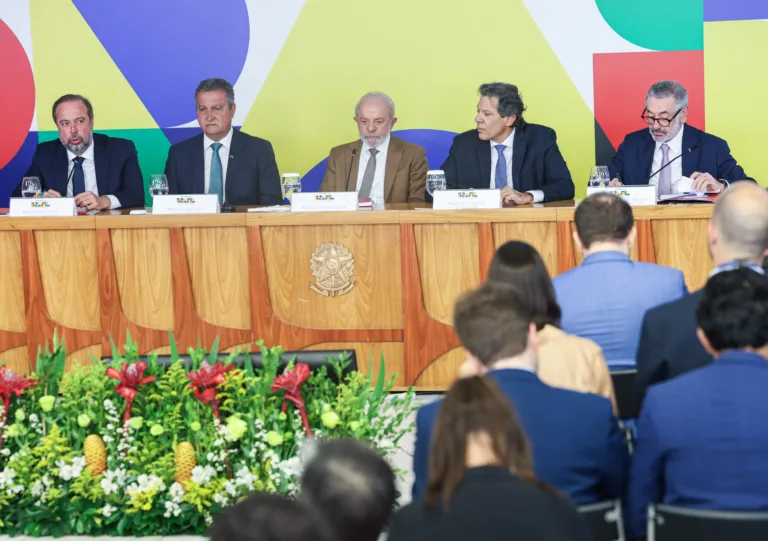 Governo federal zera impostos do diesel para conter alta de preços causada pela guerra no Irã