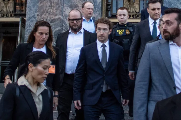 Mark Zuckerberg, CEO da Meta, saindo do tribunal de Los Angeles após depor em julgamento sobre vício em redes sociais.