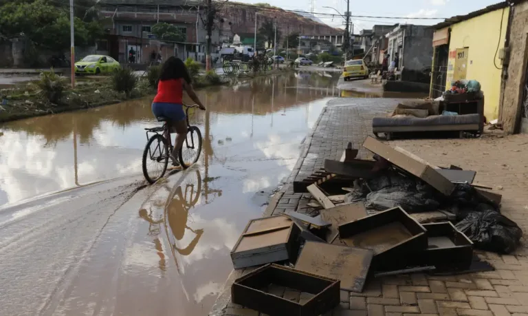Atingidos pela crise climática no RJ exigem política estadual do governador Cláudio Castro (PL)