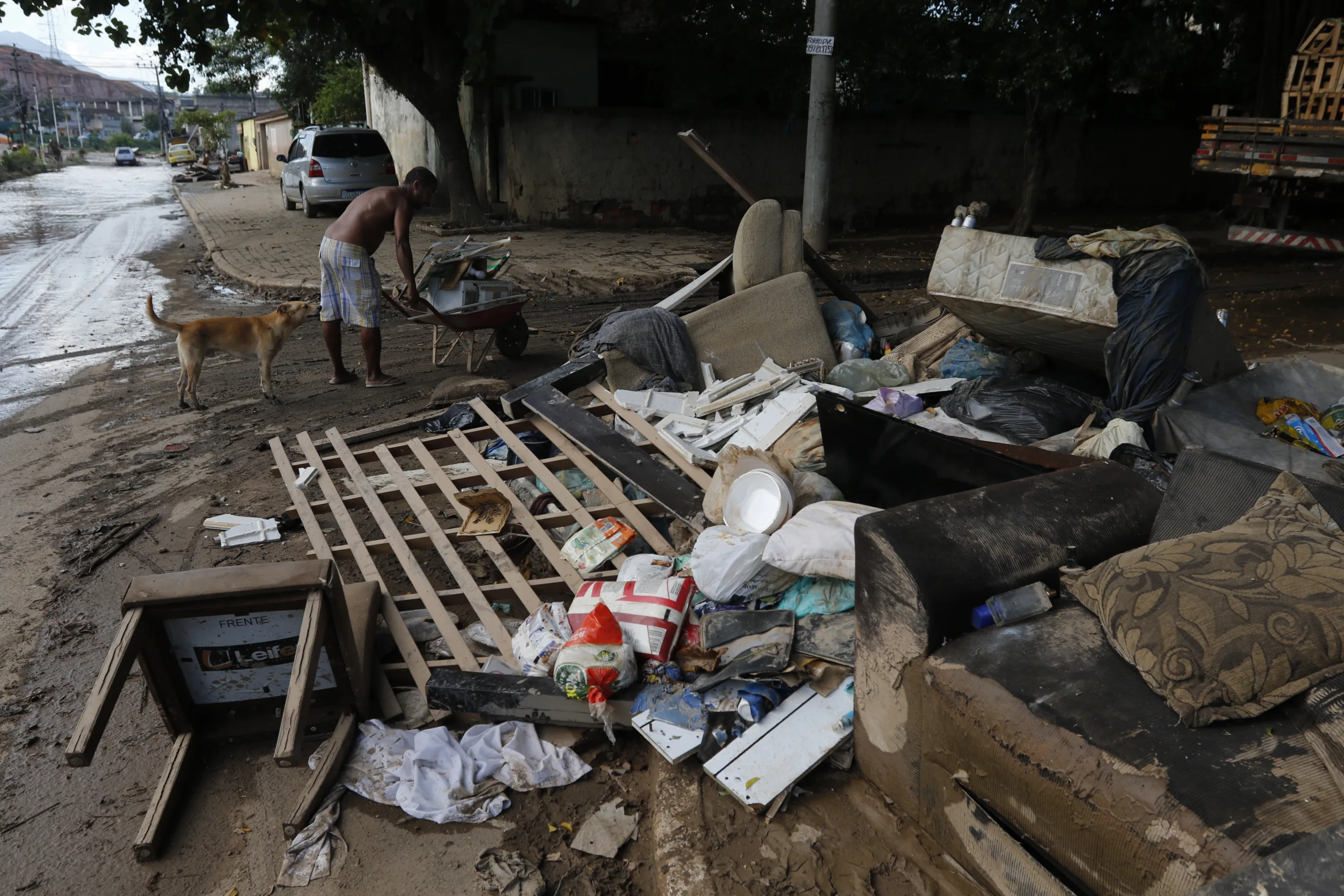 Estragos causados pelas chuvas em Belford Roxo, na Baixada Fluminense, que sofre com enchentes e transbordamento do rio Botas.