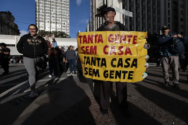 União dos Movimentos por Moradia faz marcha pelo fim dos despejos, no centro de São Paulo