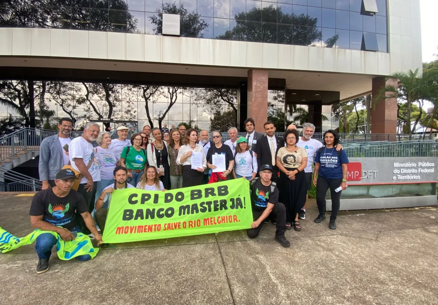 Entidades da sociedade civil e os deputados Gabriel Magno e Fábio Félix durante ato no MPDFT contra a Lei nº 7.845/2026