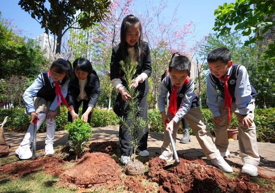 Estudantes plantam mudas em Kunming, capital da província de Yunnan - em 11 de março de 2025