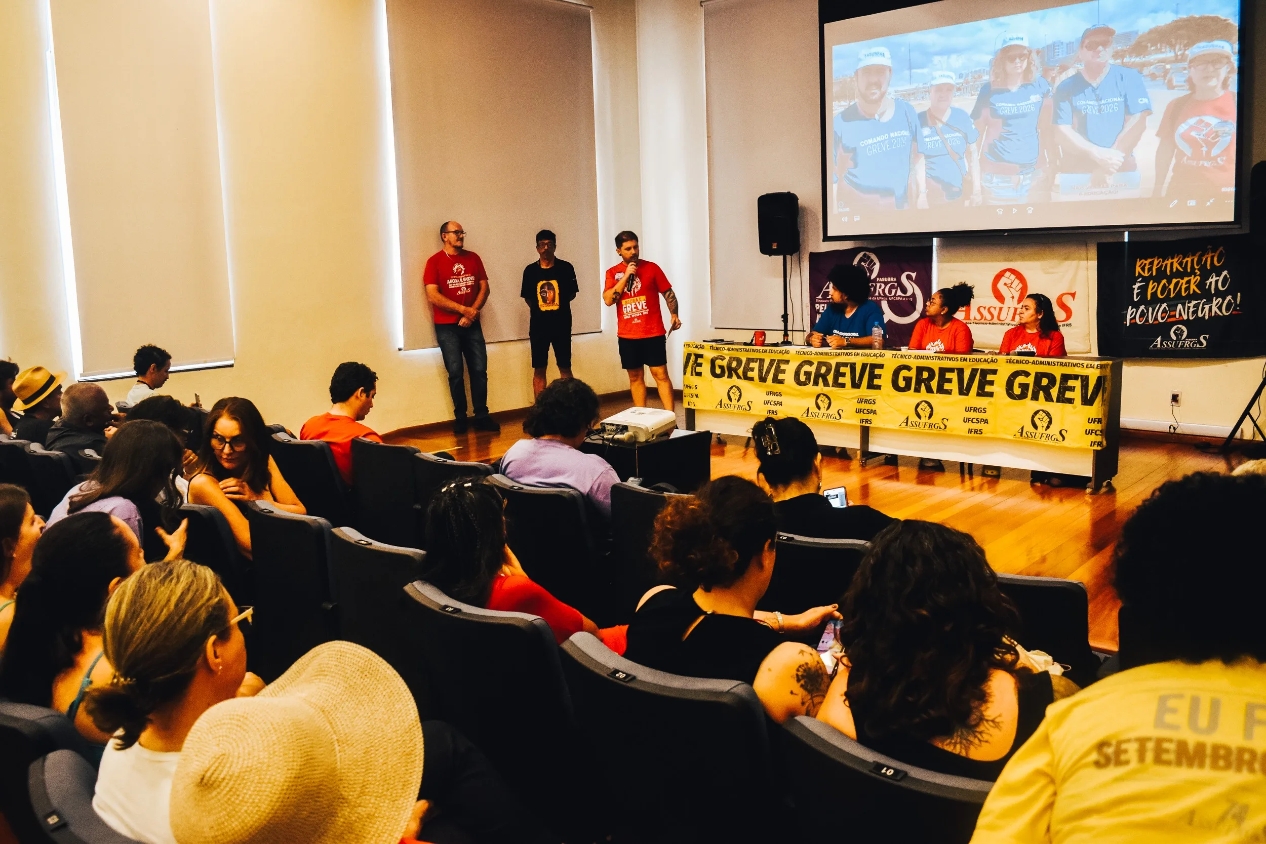 Assembleia do comando local de greve foi realizada nesta terça-feira (17), no campus central da Ufrgs, em Porto Alegre