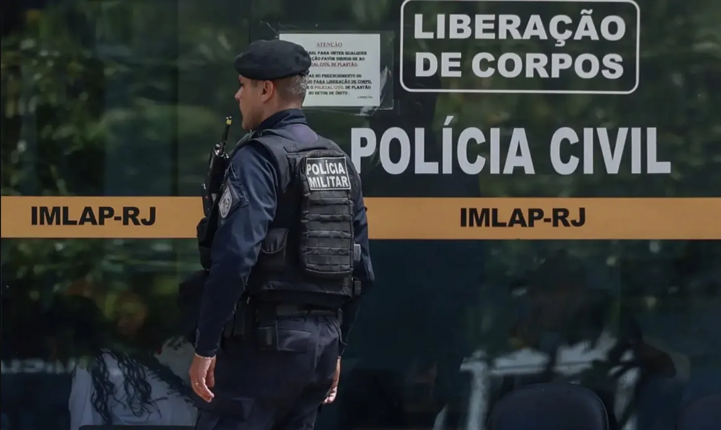 Imagem mostra policial de costas, em frente ao O Instituto Médico Legal Afrânio Peixoto (IMLAP), no Centro do Rio de Janeiro