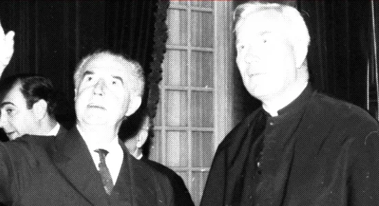 O padre Patrick Peyton (à direita) com o governador de São Paulo Adhemar de Barros