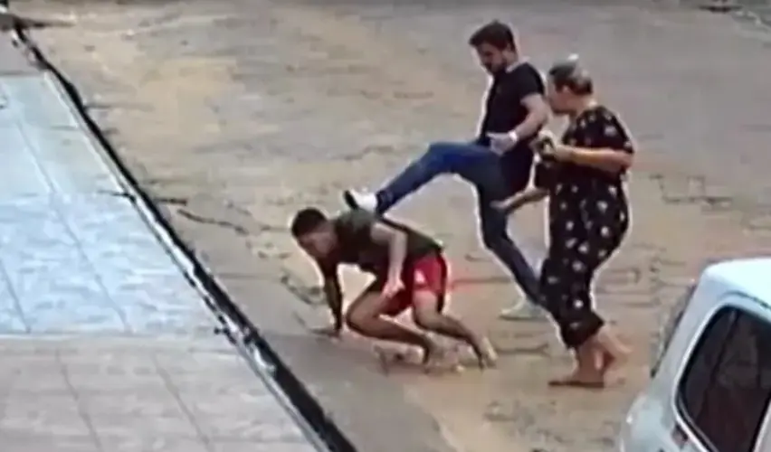 Jhonnatan agrediu Gabriel com chutes e tentou asfixiá-lo, acusando-o injustamente de furto