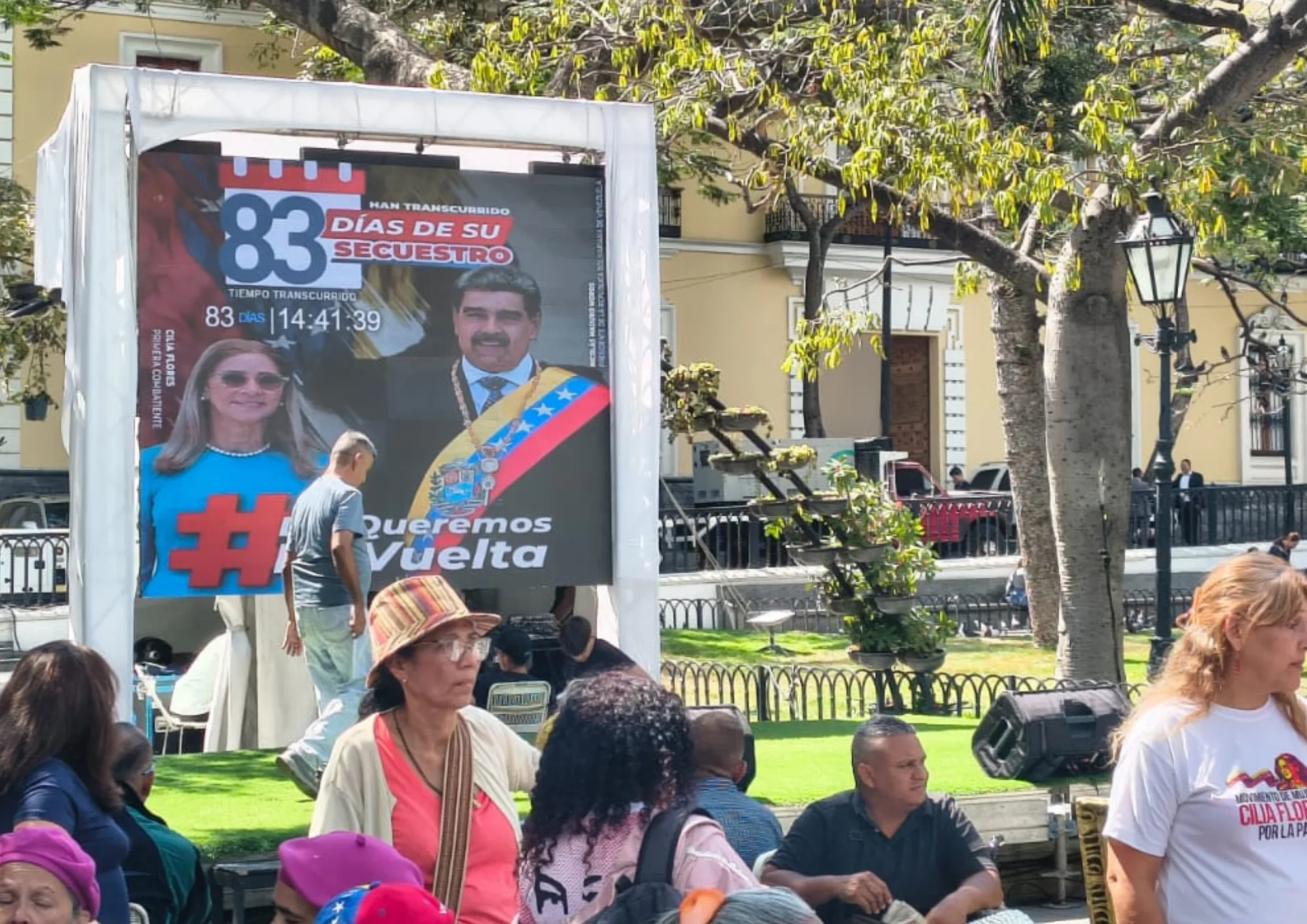 População de Caracas se reuniu na Praça Bolívar, onde um telão contabiliza os dias, horas e minutos do sequestro do presidente Nicolás Maduro e da deputada nacional Cilia Flores.