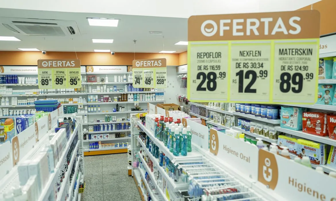 O texto prevê três níveis máximos de reajuste aplicáveis a diferentes grupos de medicamentos, conforme a competitividade de cada categoria
