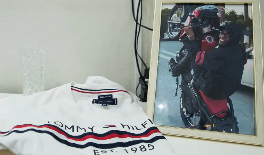 Retrato de Péricles Monteiro Melo ao lado da camiseta preferida dele; família contesta versão oficial sobre a morte e afirma que ele estava desarmado | Foto: Daniel Arroyo/Ponte Jornalismo