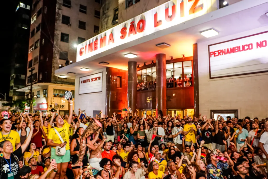 Cinema São Luiz tomado por multidão na noite do último Oscar