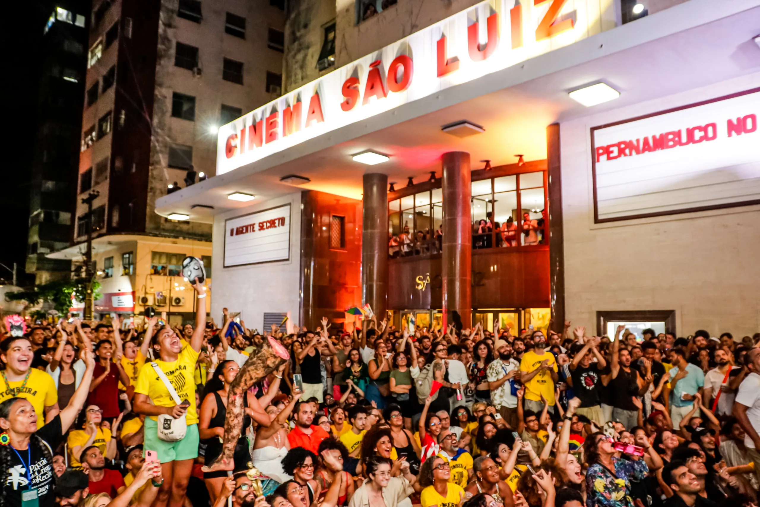 Cinema São Luiz tomado por multidão na noite do último Oscar